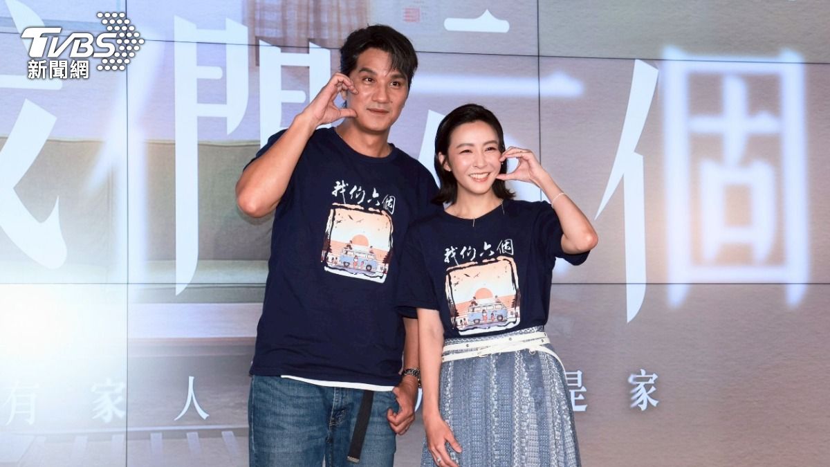 馬志翔（左）、林雨葶羞澀比出臉頰愛心。（圖／趙世平攝）