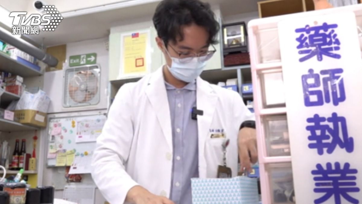 社區藥師擔任重要角色,引導高齡者提高用藥遵循度。(圖/TVBS)