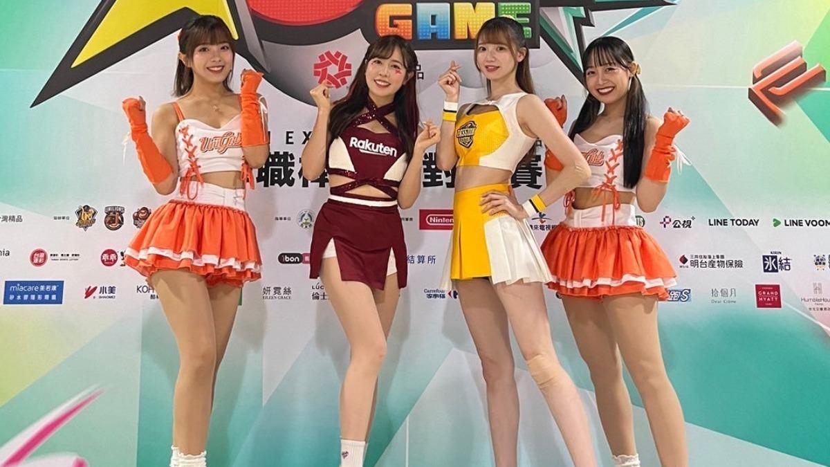 KAHO(左二)和其他隊的日本啦啦隊合影。(圖/樂天桃猿提供)