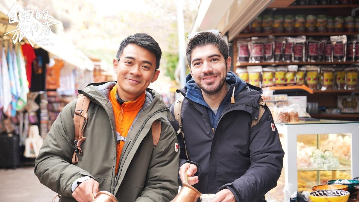 融融(圖左)與圖佳品味土耳其特色沙煮咖啡。(圖/八大提供)