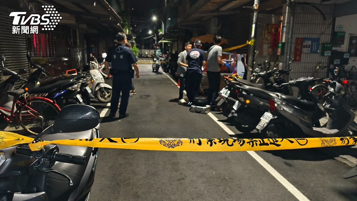 警方在陳男住處搜索。（圖／TVBS）