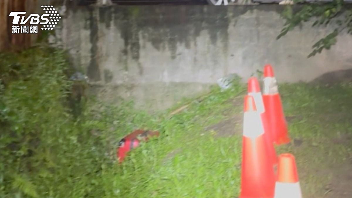 死者被塞進紅色行李箱中丟棄在水溝旁。（圖／TVBS）