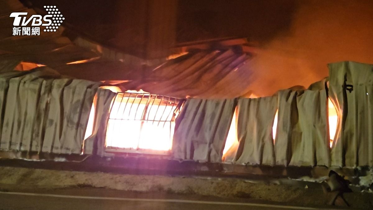 桃園電商物流倉儲大火,爆炸聲響不斷(圖/TVBS)