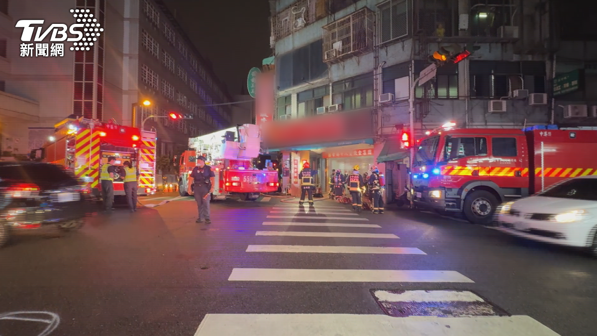 牛肉麵店清晨冒煙 前日2死悲劇引恐慌。(圖/TVBS)