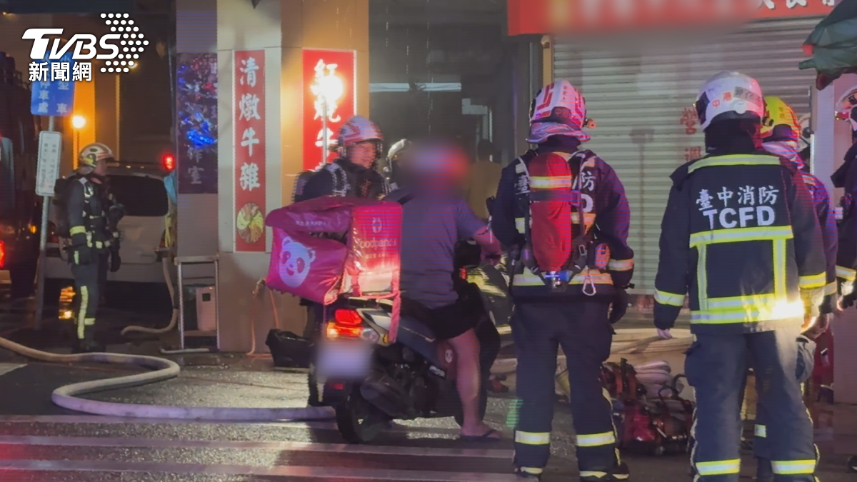 台中麵店冒煙急破門 老闆趕到虛驚一場。(圖/TVBS)