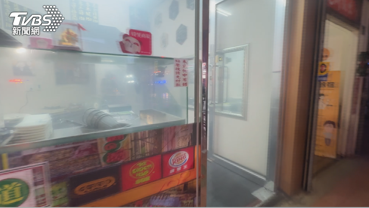 台中麵店爐火未關? 清晨冒煙嚇壞鄰居。(圖/TVBS)