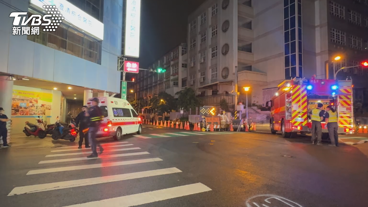 台中牛肉麵店冒煙 鄰近醫院消防急破門。(圖/TVBS)
