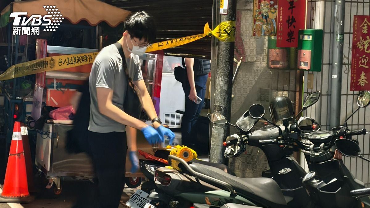 警方在陳男住處搜索。（圖／TVBS）