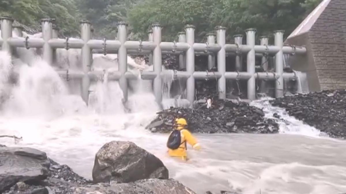 洪水沖毀便橋,為了送藥進部落,霧台鄉長冒險涉溪。(翻攝/巴正義臉書)
