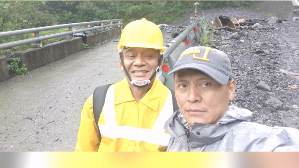 連日豪雨斷路危機,霧台鄉長「親涉湍流」,慢性病藥品成功送達。(翻攝/巴正義臉書)