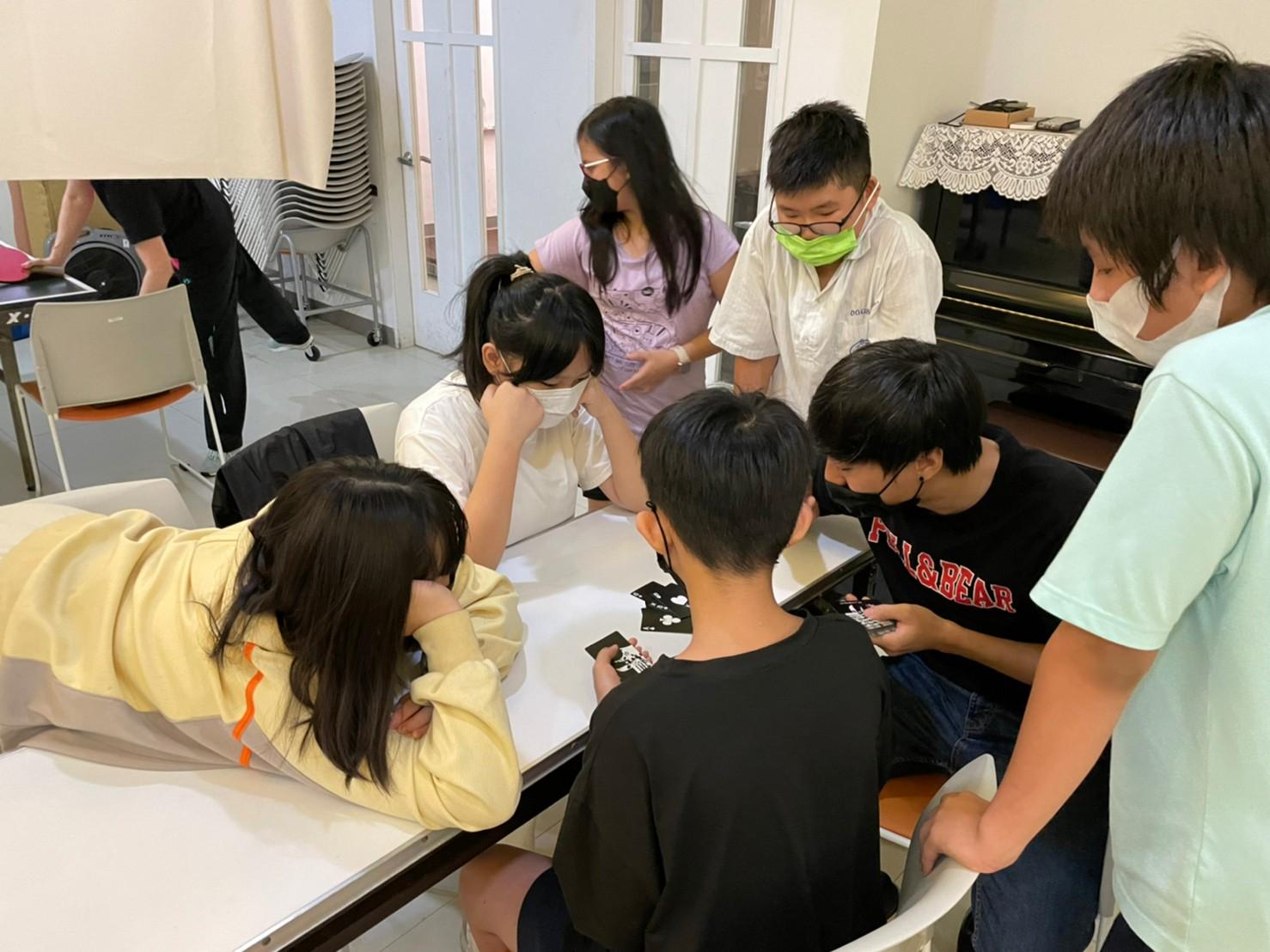 孩子們在據點玩卡牌遊戲