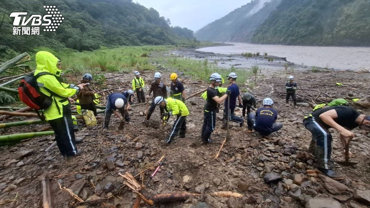 大雨不停加上土石流不斷，導致搜救難度高。(圖／TVBS)