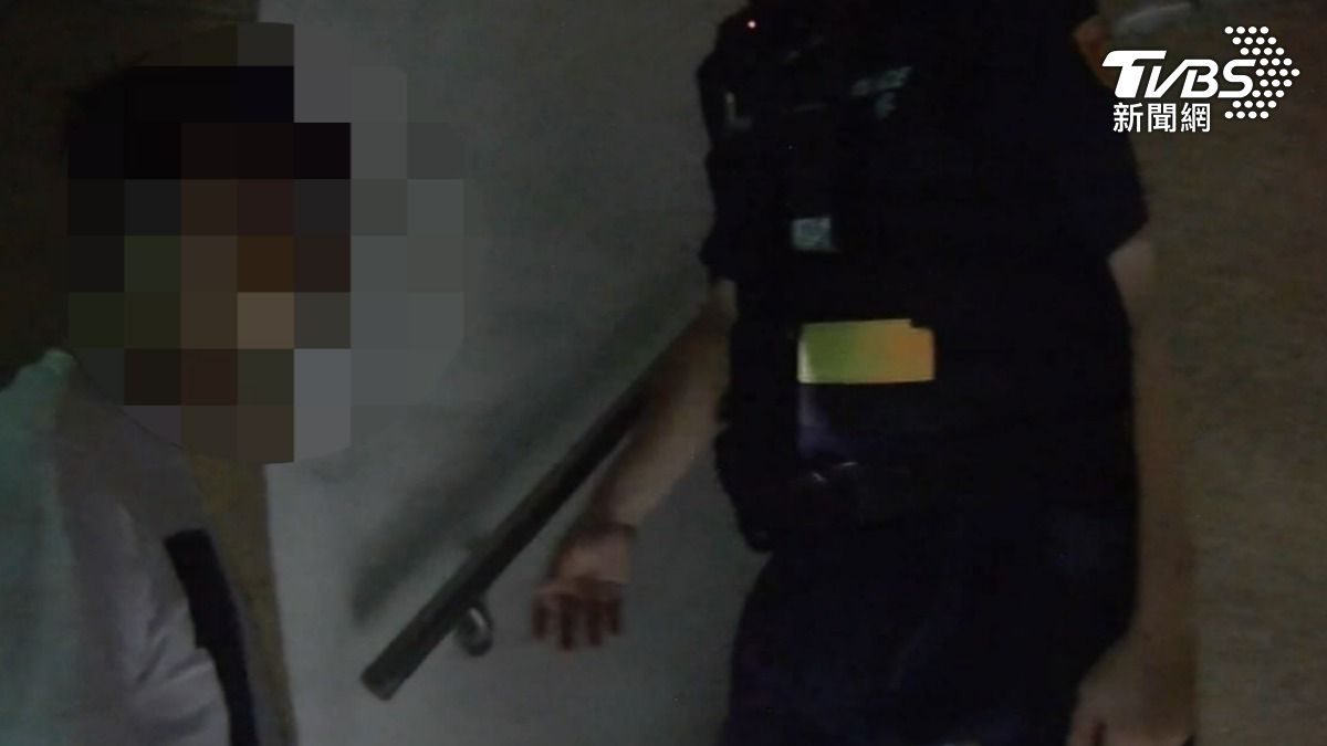 吳男的李姓友人因吸食依托咪酯，從二樓樓梯間跌落至一樓。（圖／TVBS）
