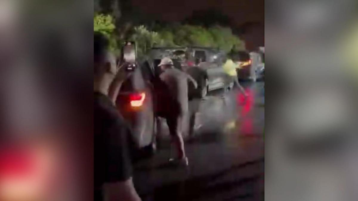 網路挑釁談不攏,男率棒球隊砸車報復。(圖/翻攝記者爆料網)