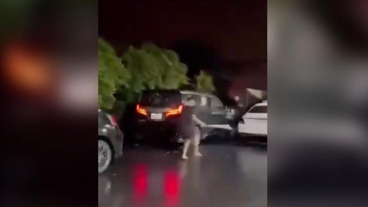 債務糾紛引爆暴力!男持球棒砸車嗆聲。(圖/翻攝記者爆料網)