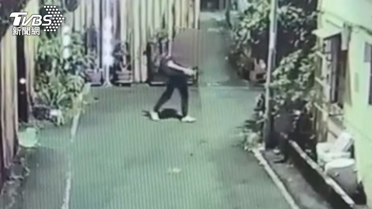 鷹眼小組十人，花了三千個小時的工作時間調閱監視器，成功抓到棄屍嫌犯。 (圖／TVBS)