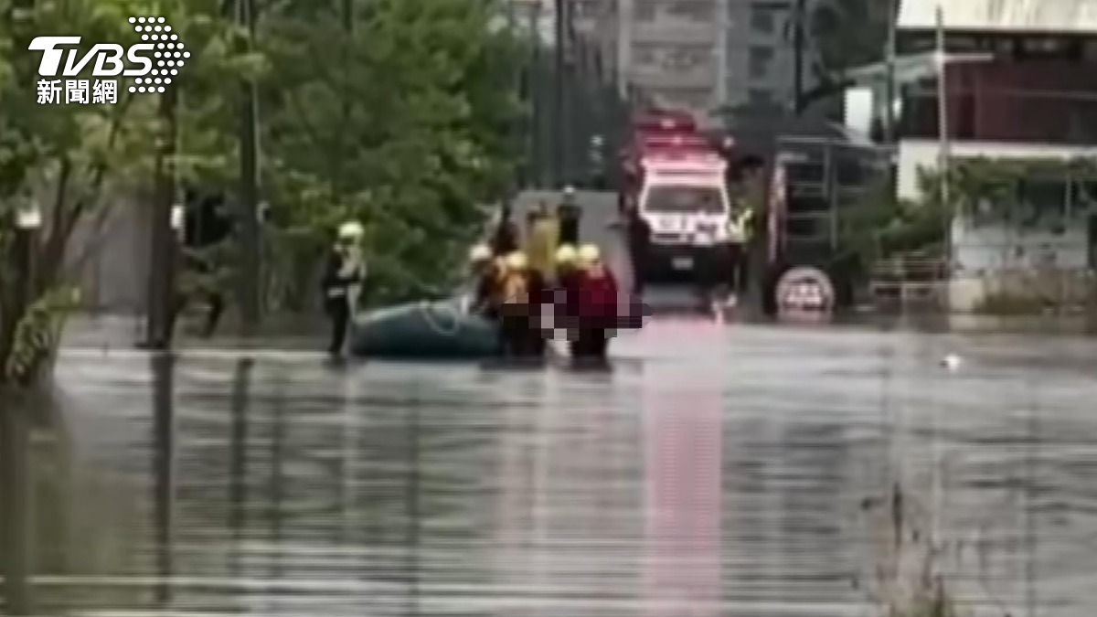南投男騎士硬闖淹水區域 遭湍流吞噬20分鐘後遺體尋獲。(圖/TVBS)