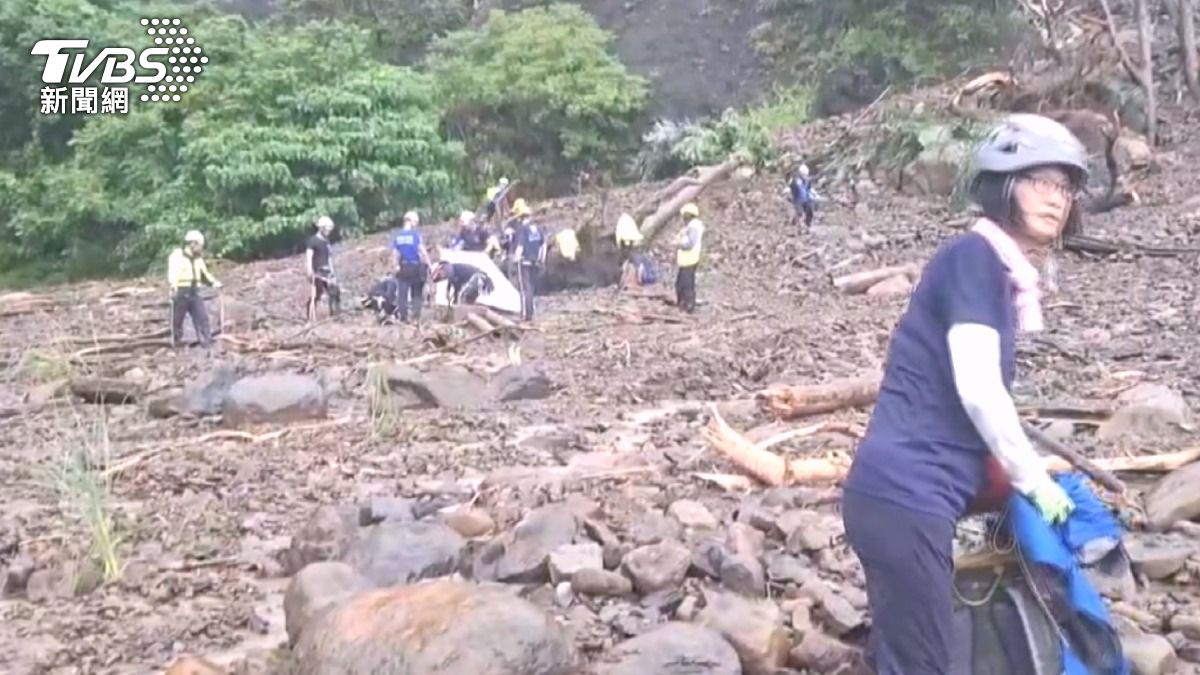 桃源一家5口墜谷第3天搜救，河床又尋獲嬰兒衣物，3人仍失蹤。（圖／TVBS）
