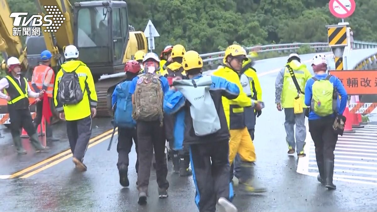 50層樓高峽谷尋人, 150公尺深河床現殘骸, 嬰兒衣物曝光。（圖／TVBS）