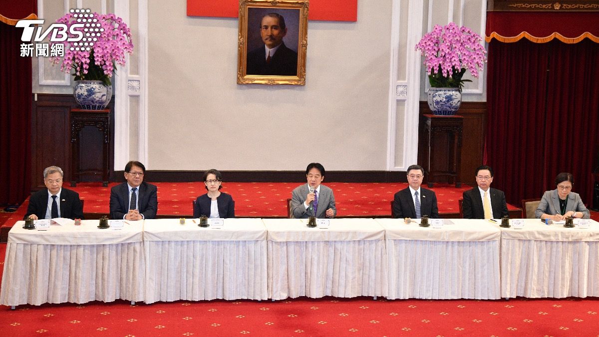 總統賴清德率6官員舉行記者會。(圖/胡瑞麒攝)