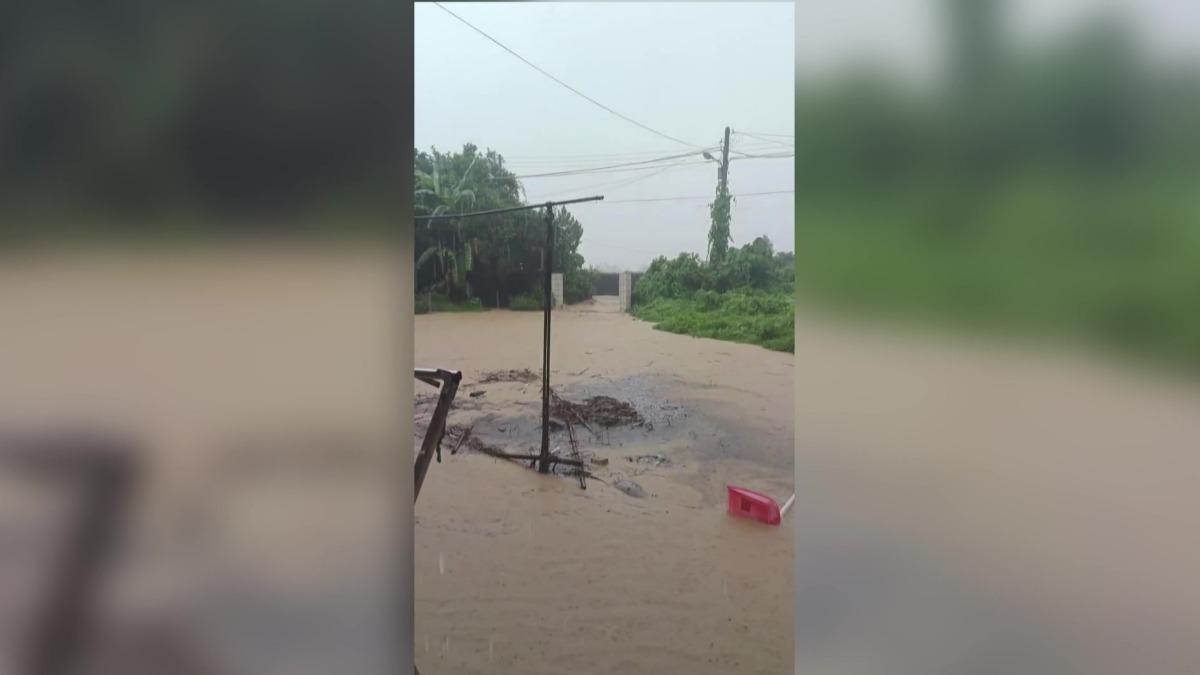 水患襲彰化！住戶家門前成「黃色小河」。(圖／民眾提供)