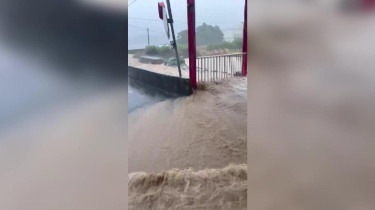 土地公溪河堤再崩潰！大水沖進廟宇。(圖／民眾提供)