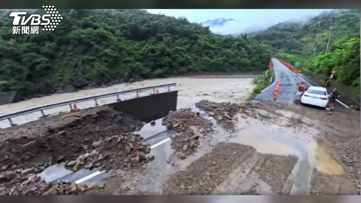高雄那瑪夏民生大橋，暴雨讓楠梓仙溪溪水暴漲，宛如洪流吞噬橋面，現場拉起封鎖線、緊急封閉。（圖／攝 哀昭賢）