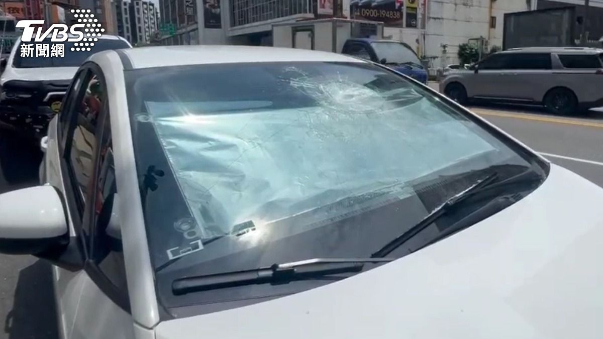出租車被人砸破擋風玻璃和車窗。（圖／TVBS）