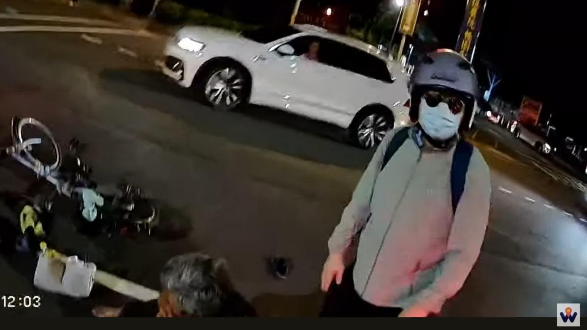 晚上戴墨鏡騎機車!桃園阿伯猛撞腳踏車釀傷急喊:拍謝沒看到