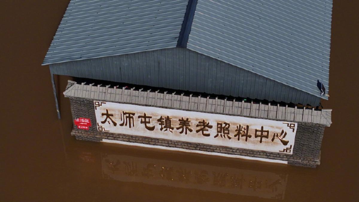 北京養老院一樓全被洪水淹沒。（圖／翻攝自 微博 財新網）