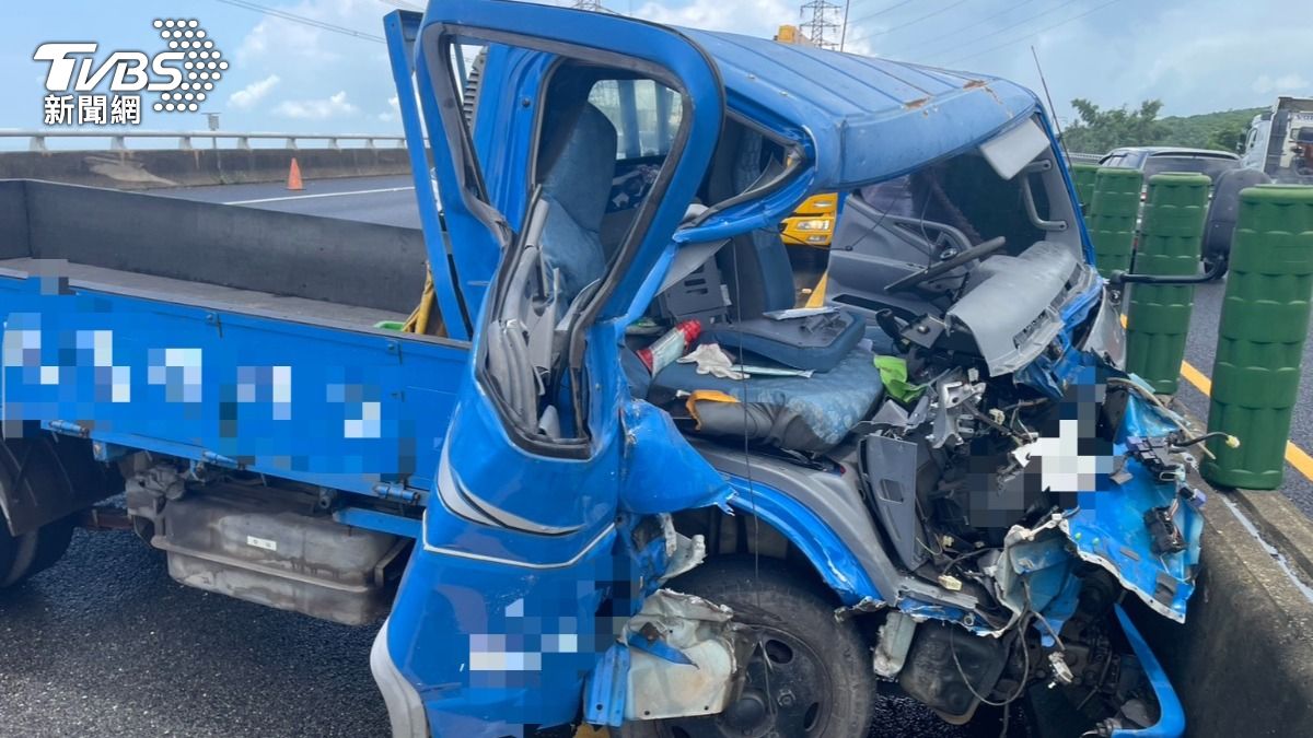 國三驚悚事故!5旬男撞聯結車「車毀人無心跳」 鬼門關救回
