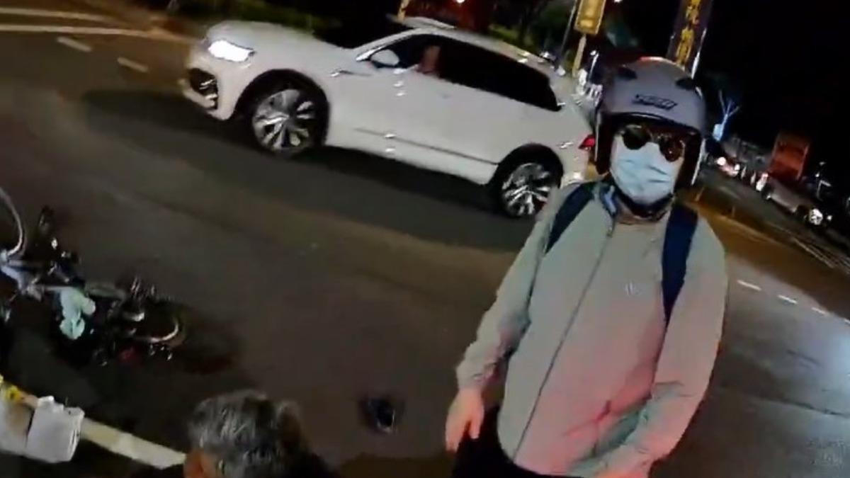 男子直到撞到人才發現自己墨鏡忘了摘下。(翻攝自WoWtchout - 地圖型行車影像)