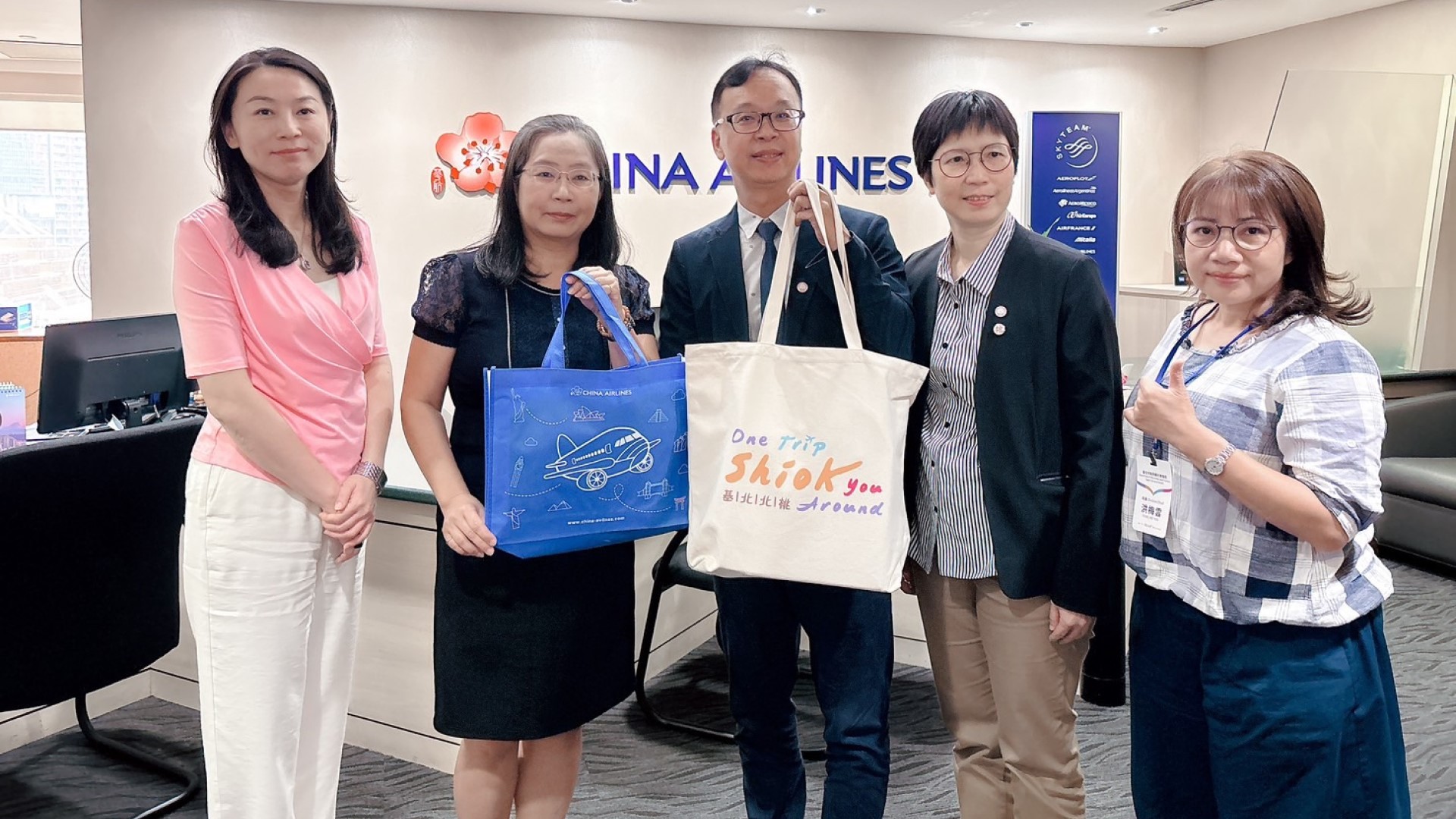 ▲基北北桃4市以shiok you around為標語在新加坡行銷北台灣區域旅遊，並在拜會中華航空新加坡分公司曾文慧總經理（左2）時致贈北台灣精選伴手禮。(圖片來源：新北市政府觀光旅遊局)