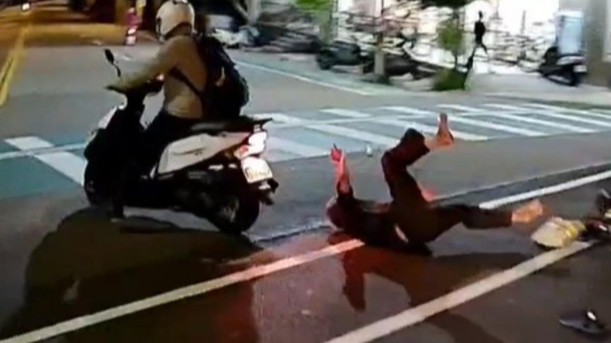 66歲周姓男子夜間戴墨鏡騎機車,撞倒腳踏車騎士。(翻攝自WoWtchout - 地圖型行車影像)