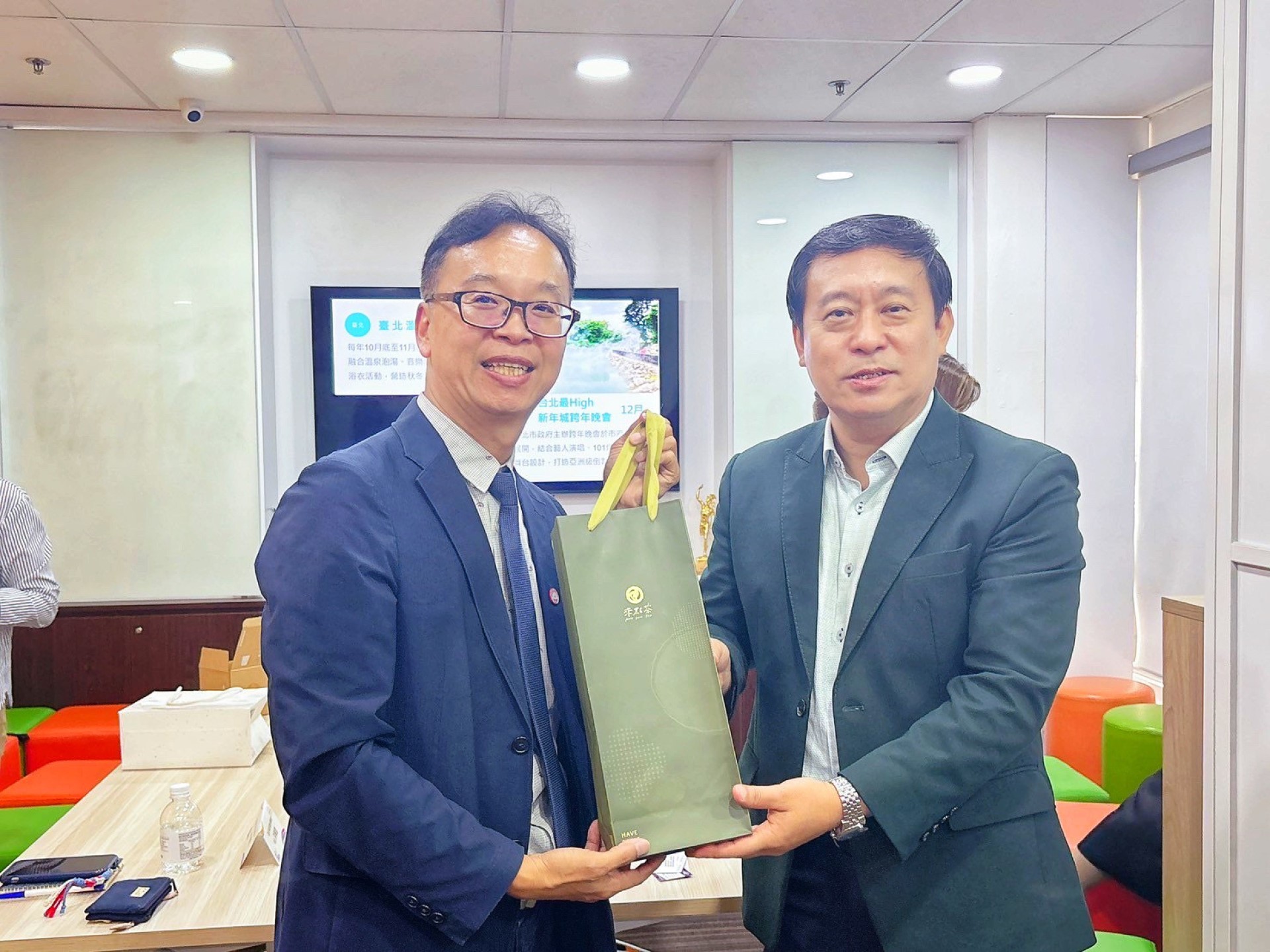 ▲新北觀旅局楊宗珉局長（左）在拜會大通旅行社時致贈坪林茶點。(圖片來源：新北市政府觀光旅遊局)