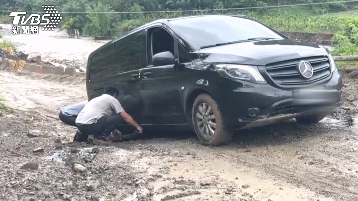 那瑪夏道路泥濘難行,殯葬業者上山,要幫民眾辦理後事,車子一度無法通行。(圖/TVBS)