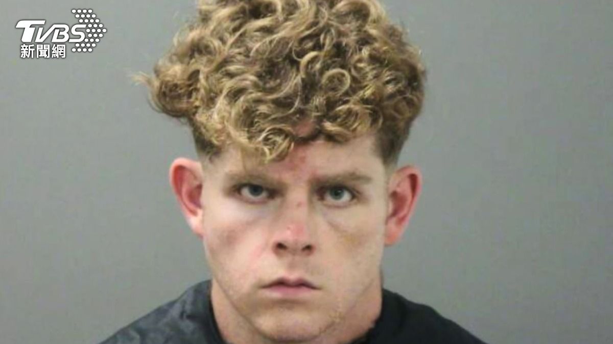 美國一對夫妻帶著女兒散步時,突然遭28歲男子麥甘攻擊,最後雙雙犧牲,兇手居然是一名剛到當地任教的小學老師。(圖/達志影像美聯社)