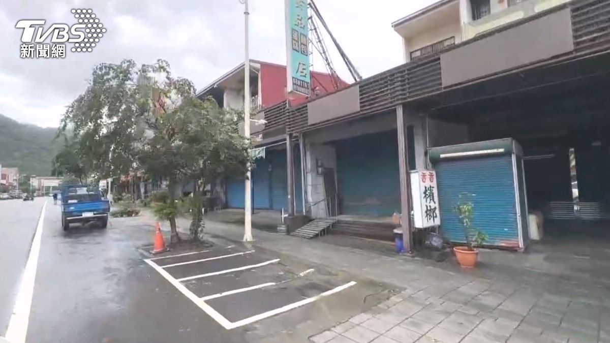 氣象署預報，未來山區還會有大豪雨發生，為確保居民安全，高雄市政府下令寶來溫泉大街所有商家和住戶強制淨空至8月5日。（圖／TVBS）