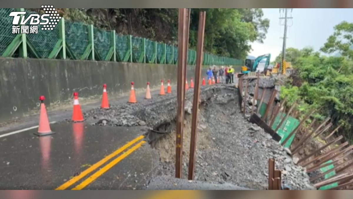 西南氣流持續發威,台東達仁鄉土坂村聯外道路地基遭豪雨淘空,村民外出只能騎機車穿過寬度只有1公尺的窄路,再轉乘接駁車下山。(圖/TVBS)
