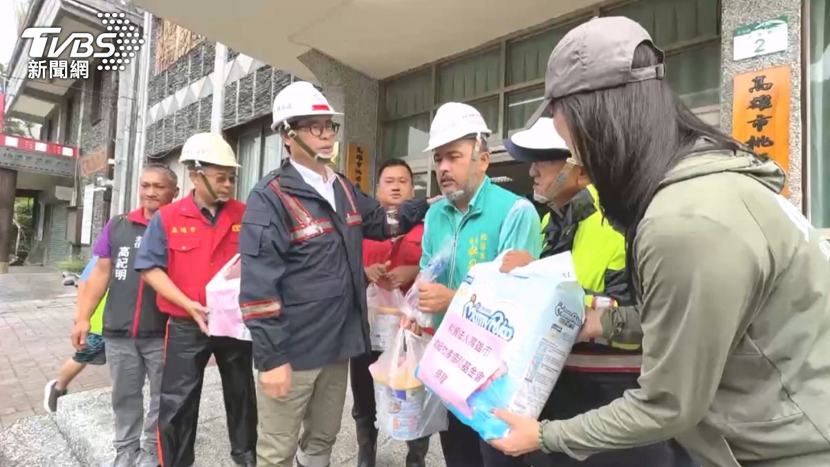 高雄市長陳其邁，1日帶著物資前往山區發放，提醒民眾注意防災。（圖／TVBS）