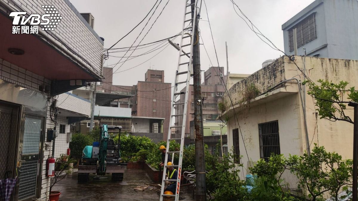 張姓台電工程人員作業時觸電，整個人暈倒掛在電線杆上。（圖／TVBS）