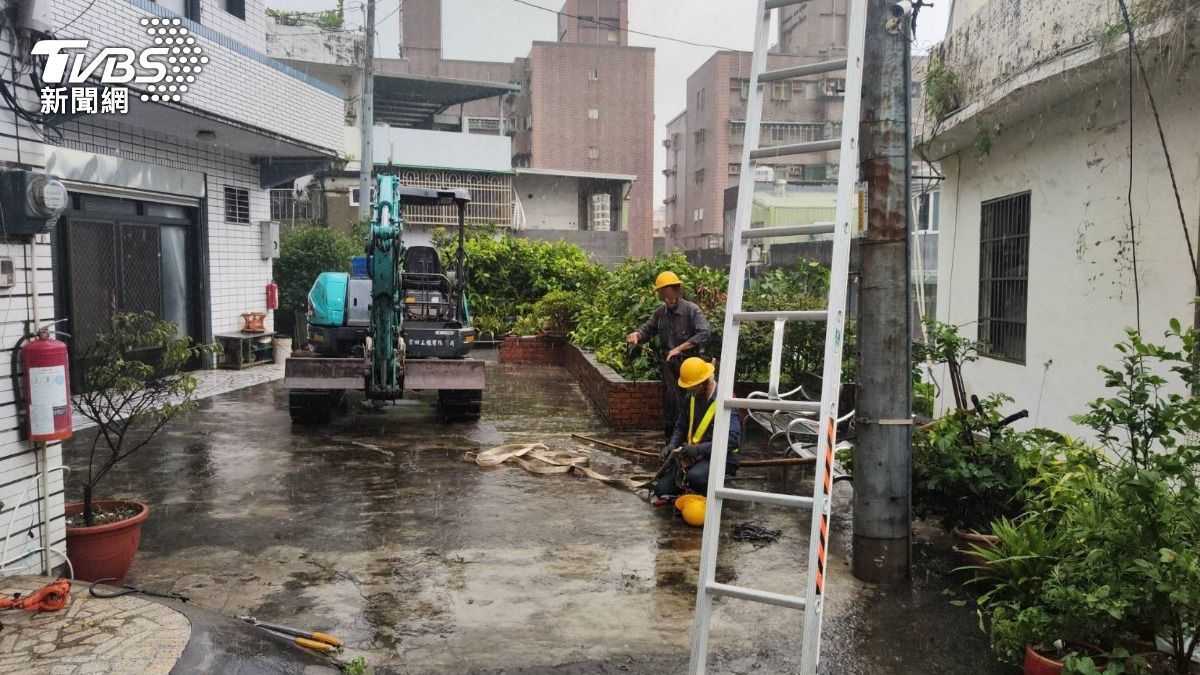 張姓台電工程人員作業時觸電，整個人暈倒掛在電線杆上。（圖／TVBS）