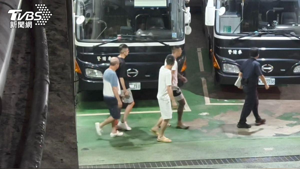 信義割喉案劉嫌（黑衣短褲）院方裁押獲准。（圖／TVBS）