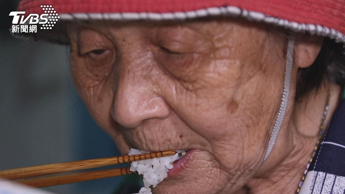 維持咀嚼功能可以預防失智。　（圖／TVBS）