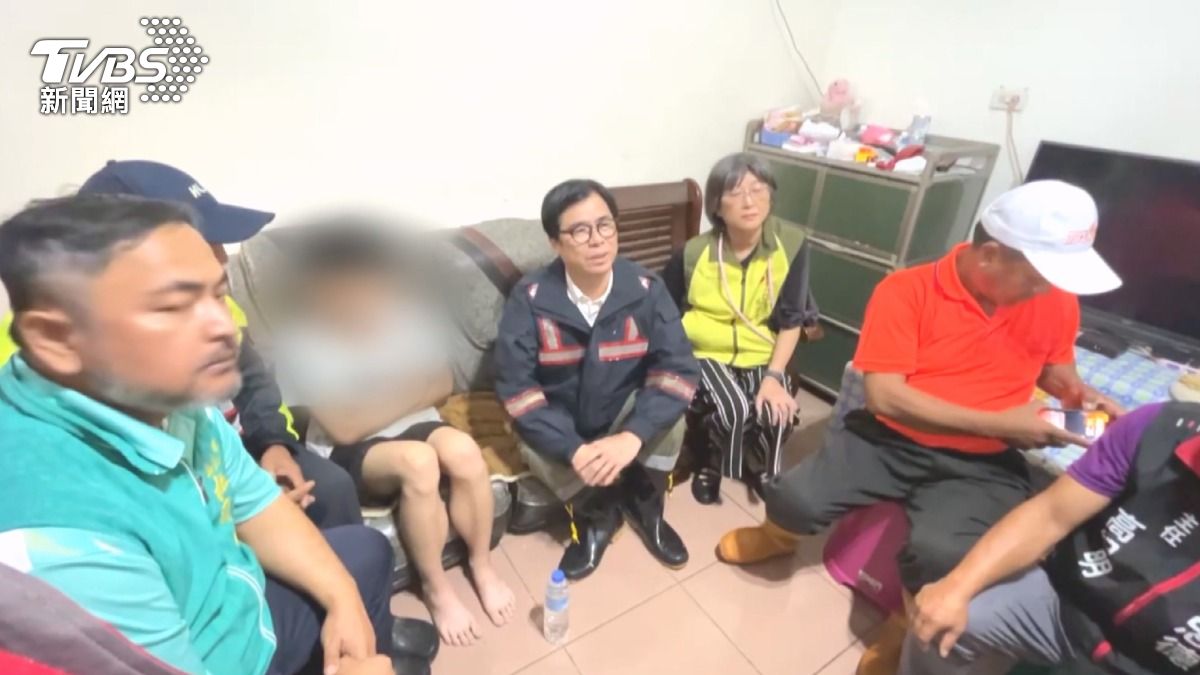 陳其邁前往一家五口的家中慰問倖存長子。(圖/TVBS)
