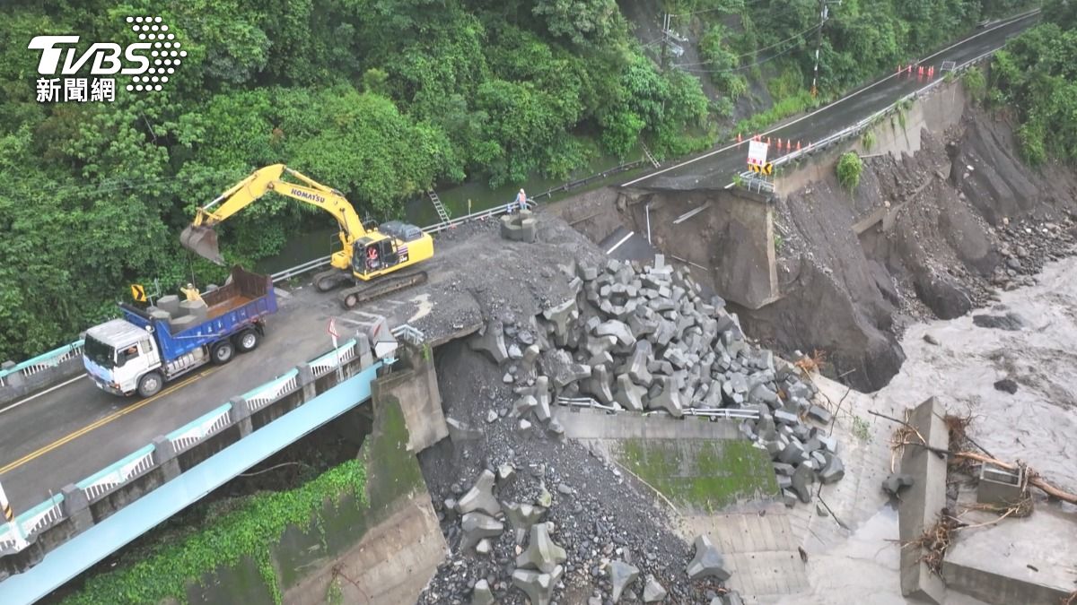 六龜的寶來二橋，路基塌陷，怪手急著回填消波塊，要防止災情擴大。（圖／TVBS）