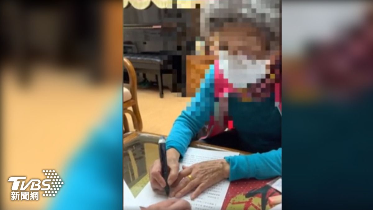 受害婦人依照代書指示填寫資料。(圖/當事人提供)