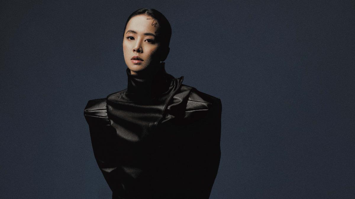 Jolin飾演無頭暗黑騎士,以紅黑角色詮釋慾望拉扯。(圖/凌時差音樂提供)