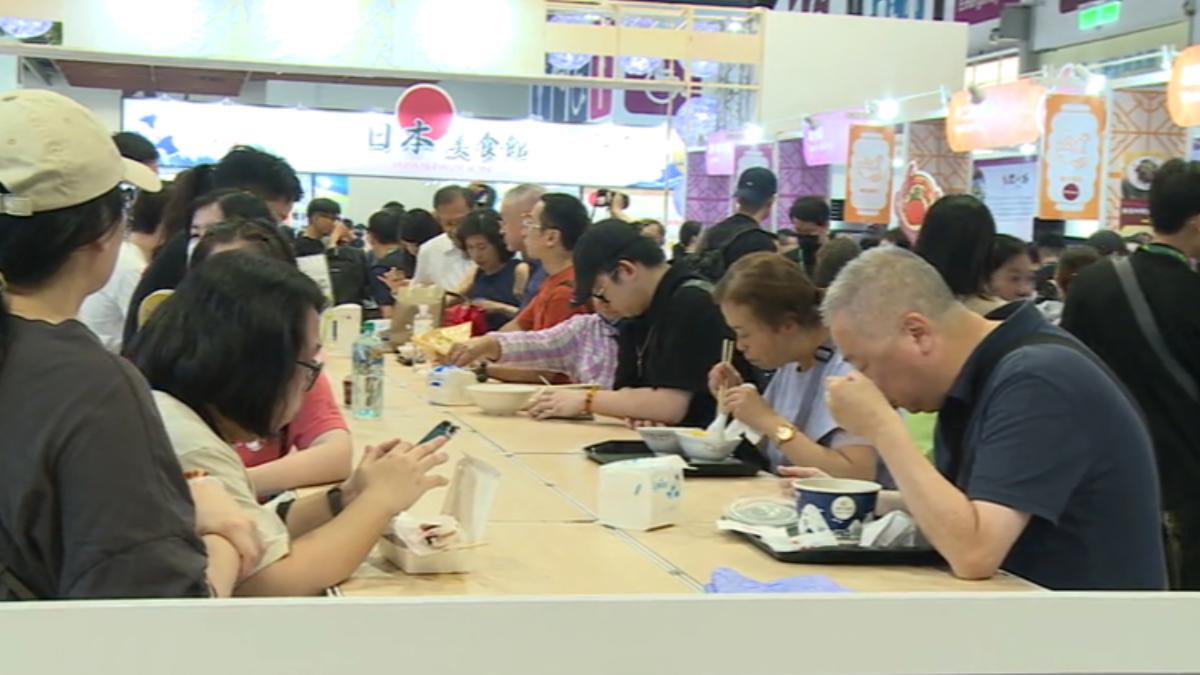 美食展吸引大批民眾。（圖／TVBS）