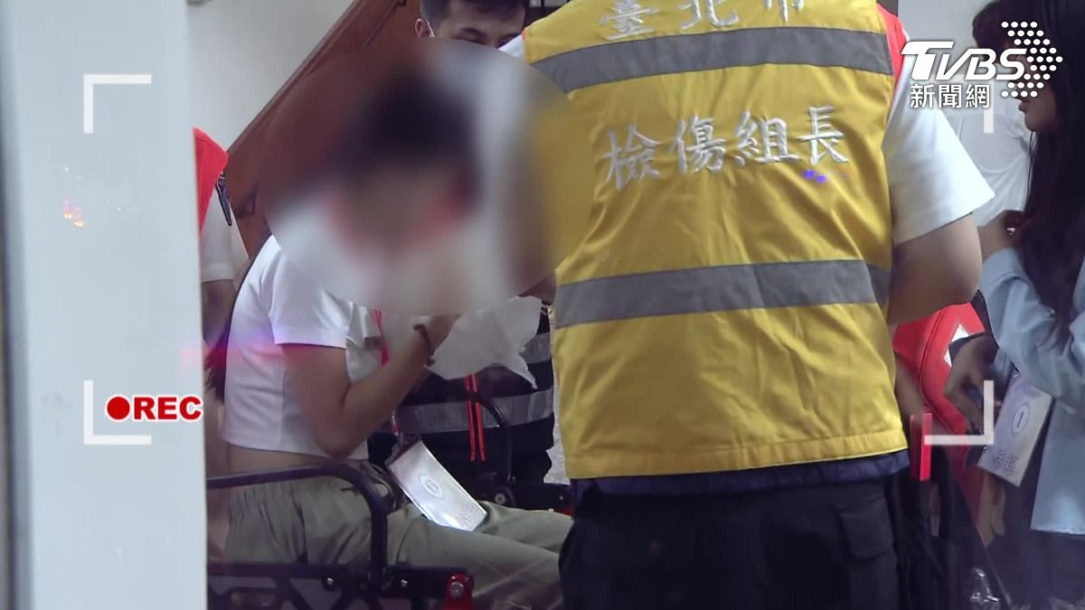 飯捲惹禍?台大營隊18人抱嘔吐袋送醫。(圖/TVBS)